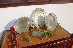 Bandejas de Alpaca cinzeladas e repuxadas com florais