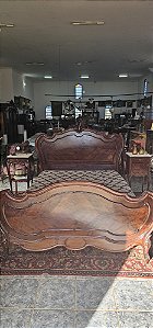 Cama e Mesinhas de Cabeceira Estilo Francês em Jacarandá