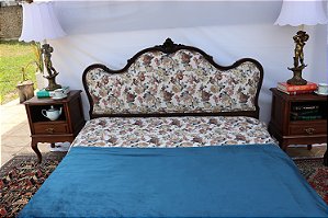 Cama Casal Luis XV em Jacarandá entalhada encosto estofado.
