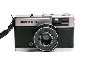 Câmera 35mm - Olympus Trip 35 (8/10) + Alça de Punho + Filme + Caixa