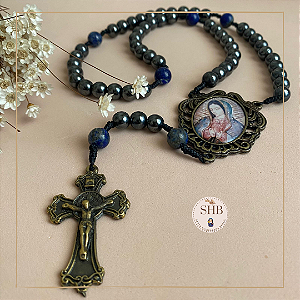 Terço Hematita com Lápis Lazuli - Medalha de Nossa Senhora de Guadalupe - ouro velho