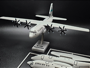 Maquete C-130J US Air Force 1:72
