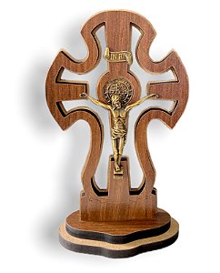 Crucifixo São Bento de Mesa Madeira Vazada 17cm