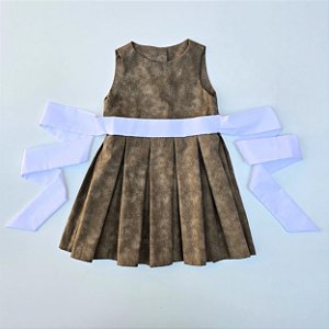 VESTIDO VITÓRIA MARROM ESFUMALADO CAVADO CINTO BRANCO E PREGAS NA SAIA