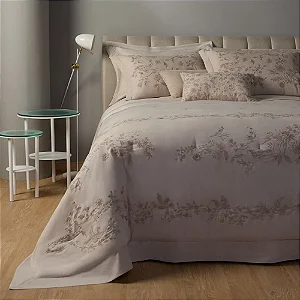 KIT COLCHA EXTRA KING BUDDEMEYER LUXUS ADELINE, 55% LINHO E 45% ALGODÃO, AMENDOA, 3 PEÇAS.