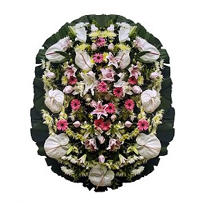 Coroa de Flores elegance com gérberas rosas, lírio da paz, Lírios brancos  e uma folhagem selecionada