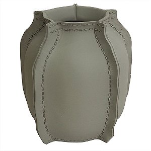 VASO DE RESINA CINZA COM DETALHES DE PRESPONTO 15,5CM X 15,5