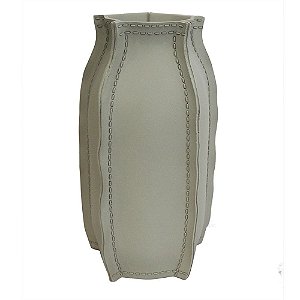 VASO DE RESINA CINZA COM DETALHES DE PRESPONTO 13CM X 13CM X