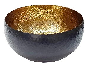 CENTRO DE MESA MARTELADO PRETO E DOURADO 31X31X14CM