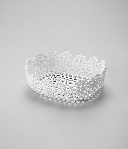CESTA DE PLÁSTICO CROCHÊ BRANCA 21x17x6cm