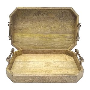 BANDEJA DE MADEIRA COR NATURAL COM ALCA DE METAL BRONZE