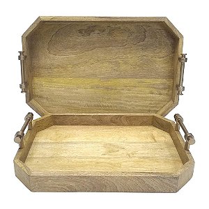 BANDEJA DE MADEIRA COR NATURAL COM ALCA DE METAL BRONZE