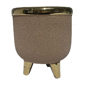 CACHEPOT DE CERAMICA MARROM COM BASE E DETALHES DOURADO