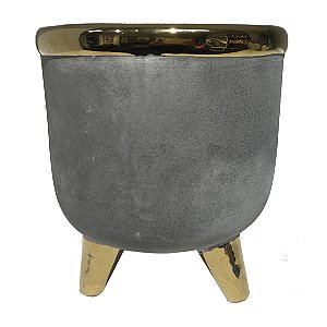 CACHEPOT DE CERAMICA CINZA COM BASE E DETALHES DOURADO