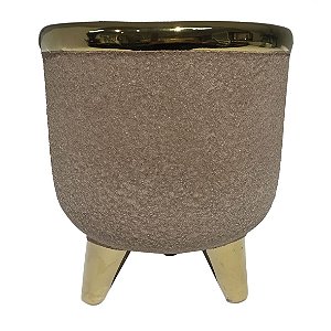 CACHEPOT DE CERAMICA MARROM COM BASE E DETALHES DOURADO
