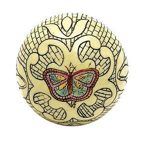 BOLA DE RESINA BEGE COM DESENHO DE BORBOLETA- 10 CM