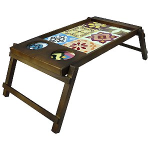 BANDEJA RETANGULAR EM MADEIRA AZULEJO COM PE E PORTA COPOS L57XP35XA22CM COLORIDO