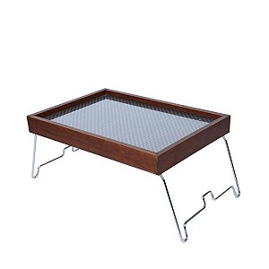 BANDEJA DE MADEIRA C/PÉ ARAMADO 48X35X22,5CM