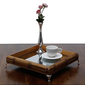BANDEJA BAMBU COM PÉ NIQUELADO PRATEADO 27x27x6,5cm