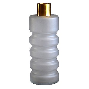 VASO EM VIDRO TRABALHADO BRANCO E METAL DOURADO
