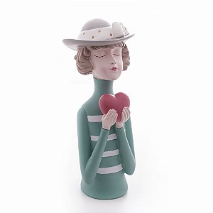 FIGURA DECORATIVA BONECA COM CORAÇÃO DE RESINA 9,5CM X 23CM - WOLFF
