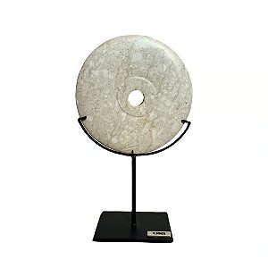 ESCULTURA IMPORTADA BI DISC CHINES ANTIGO EM PEDRA NATURAL CLARA COM SUPORTE A26CM