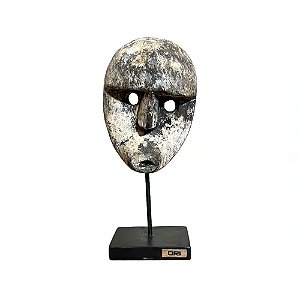 ESCULTURA MASCARA TRIBAL MENTAWAI EM MADEIRA WHITEWASH COM SUPORTE A28CM