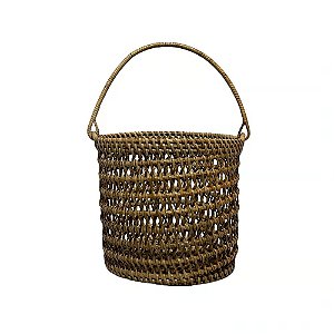 CESTA ARTESANAL BALI RATTAN ESCURO COM ALCA