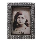PORTA RETRATO DE RESINA C/ ACABAMENTO SPIKES METALICOS PRAT