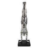 ESTATUETA HOMEM FAZENDO MALABARISMO DE RESINA PRATEADA