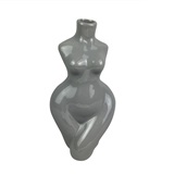 PEÇA DECORATIVA DE CERAMICA NO FORMATO DE CORPO CINZA