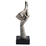 PECA DECORATIVA EM RESINA PRATA E PRETO MAO NO QUEIXO