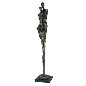 PECA DECORATIVA EM RESINA ESCULTURA CASAL PRATEADO 12CM X 12CM X 62,5CM