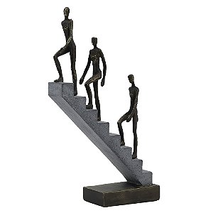 PECA DECORATIVA EM RESINA ESCULTURA HOMENS SUBINDO ESCADA BRONZE 21,5CM X 7,4CM