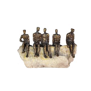 PECA DECORATIVA HOMENS SENTADOS NA PEDRA EM RESINA BRONZE