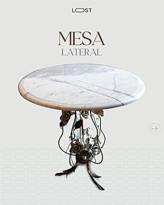 Mesa lateral estrutura de ferro, com flores em latão e tampo de mármore