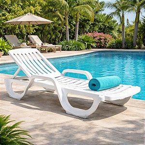 Espreguiçadeira Pitangui Branca para Piscina Área Externa Reclinável Confortável Plástico Resistente