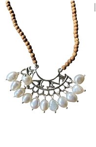 Colar de Sândalos com Pérolas