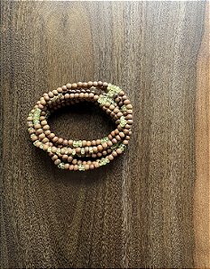 Colar de Sândalos com Peridotos