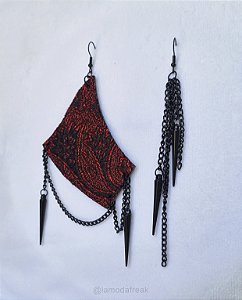 BRINCO TECIDO VERMELHO BRILHO SPIKES PRETOS - AC235