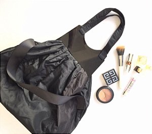 Bolsa preta com detalhe de acrílico