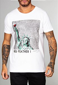 Camiseta Red Feather Celebrating Masculina Branca
