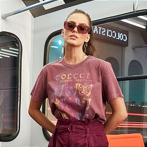 Camiseta Colcci Feminina Estampada Ilusuion Tour Bordo