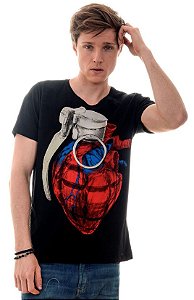 CAMISETA MASCULINA LOVE BOMB RED FEATHER
