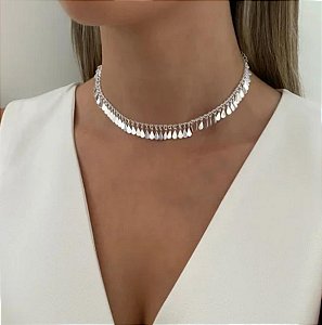 Choker com medalhas em gotas
