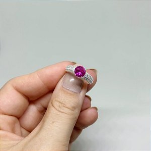 Anel Solitário de Rubi Rose com Aro Cravejado de Zircônias