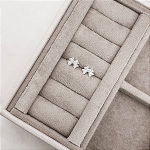 Brinco laço cravejado 10mm