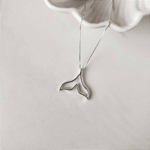 Colar pingente sereia vazada 27mm 45cm