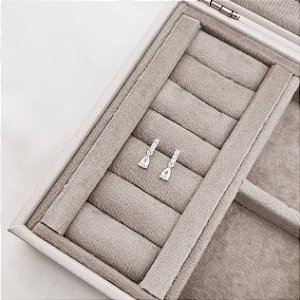 Brinco base cravejada com zircônia gota 12mm