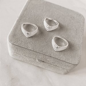 Anel V detalhe fio bolinhas e zircônia